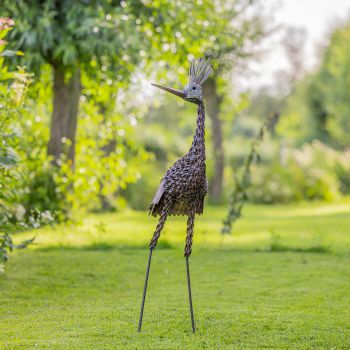 Metalen tuinbeeld van een kroonkraanvogel groot, gemaakt door een Afrikaanse kunstenaar. 